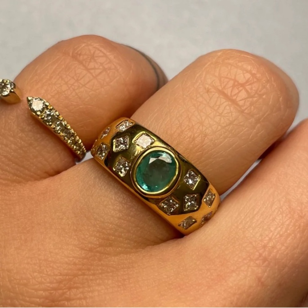 Elegant Gold and Emerald Ring